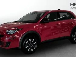 Röd (red) Ny 2025 Fiat 600 Lounge SUV | 305 800 kr (Marknadspris)