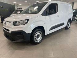 Vit Begagnad 2024 Fiat Doblò Minibuss | 334 875 kr (Marknadspris)