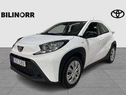Vit Begagnad 2022 Toyota Aygo Play Halvkombi | 169 400 kr (Marknadspris)