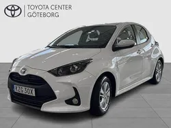 Vit Begagnad 2022 Toyota Yaris Hybrid Active Halvkombi | 214 900 kr (Marknadspris)