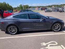 Grå metallic Begagnad 2016 Tesla Model S Halvkombi | 238 500 kr (Superpris)