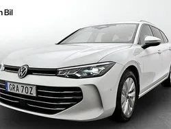 Vit (pure white) Begagnad 2024 VW Passat Business Kombi | 459 900 kr