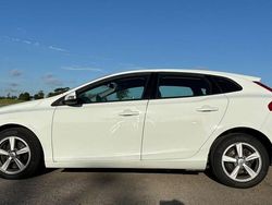 Vit Begagnad 2017 Volvo V40 Kombi | 144 900 kr (Marknadspris)