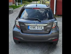 Grå Begagnad 2014 Toyota Yaris Hybrid Edition Halvkombi | 130 000 kr (Bra pris)
