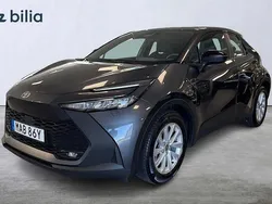 Mörkgrå (grå) Begagnad 2025 Toyota C-HR Active SUV | 349 900 kr (Bra pris)
