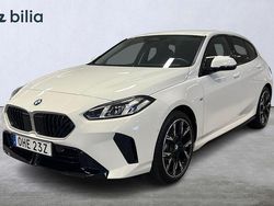 Vit (alpine white) Begagnad 2025 BMW 120 Shadowline Halvkombi | 379 900 kr