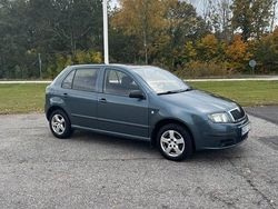 Mörkgrå Begagnad 2004 Skoda Fabia Halvkombi | 22 000 kr (Marknadspris)