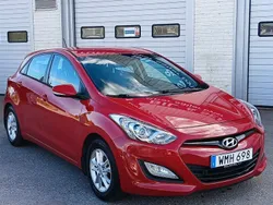 Röd Begagnad 2014 Hyundai i30 Premium Halvkombi | 109 900 kr (Marknadspris)