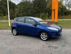 Blå Begagnad 2015 Ford Fiesta Titanium Halvkombi | 97 800 kr (Marknadspris)