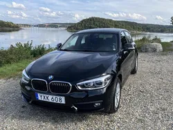 Svart Begagnad 2018 BMW 118 Advantage Halvkombi | 125 000 kr (Superpris)