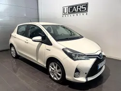 Ljusgrå Begagnad 2014 Toyota Yaris Hybrid Active Halvkombi | 127 500 kr (Lite dyr)