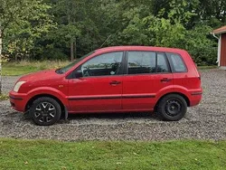 Röd Begagnad 2003 Ford Fusion Halvkombi | 12 000 kr (Marknadspris)