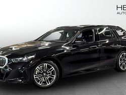 Svart (black) Begagnad 2025 BMW 520 M Sport Kombi | 588 700 kr (Marknadspris)