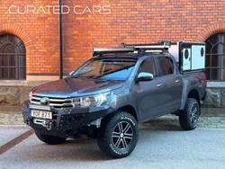 Mörkgrå (grå) Begagnad 2018 Toyota HiLux Pickup | 299 900 kr (Dyr)