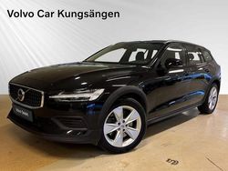 Svart Begagnad 2023 Volvo V60 CC Core Kombi | 379 900 kr (Marknadspris)