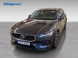 Grå Begagnad 2023 Volvo V60 CC Plus Kombi | 436 000 kr (Marknadspris)