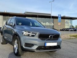 Grå Begagnad 2022 Volvo XC40 Momentum SUV | 308 500 kr (Marknadspris)