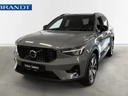 Grå Begagnad 2023 Volvo XC40 Plus SUV | 399 900 kr (Marknadspris)