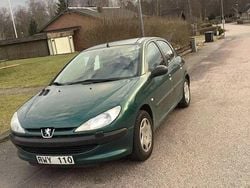 Grön Begagnad 2001 Peugeot 206 Halvkombi | 14 000 kr (Marknadspris)