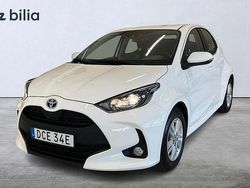 Vit Begagnad 2022 Toyota Yaris Hybrid Active Halvkombi | 209 900 kr (Marknadspris)