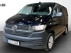 Svart (deep black pärleffekt) Begagnad 2022 VW T6.1 Comfortline Van | 324 900 kr