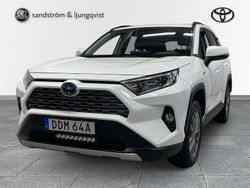 Vit Begagnad 2021 Toyota RAV4 Hybrid Active SUV | 319 000 kr (Marknadspris)