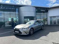 Ljusgrå Begagnad 2018 Lexus ES300H Executive Line Sedan | 245 000 kr (Dyr)