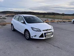 Vit Begagnad 2013 Ford Focus Titanium Halvkombi | 53 999 kr (Marknadspris)