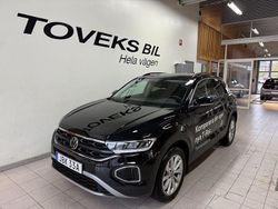 Svart (deep black pearl) Ny 2025 VW T-Roc Life SUV | 354 900 kr (Dyr)