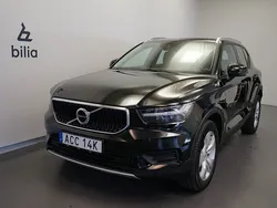 Svart Begagnad 2022 Volvo XC40 Momentum SUV | 269 500 kr (Marknadspris)