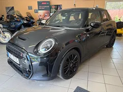 Svart Begagnad 2023 Mini Cooper S Halvkombi | 279 800 kr (Marknadspris)