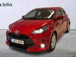 Röd Begagnad 2023 Toyota Yaris Hybrid Active Halvkombi | 239 900 kr (Marknadspris)