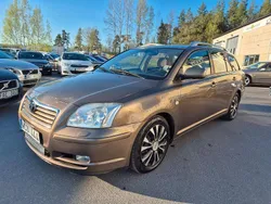 Ljusbrun (brun) Begagnad 2004 Toyota Avensis Kombi | 29 900 kr (Marknadspris)