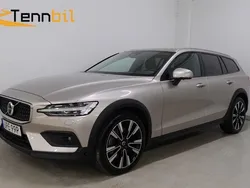 Ljusgrå (grå) Begagnad 2023 Volvo V60 CC Plus Kombi | 429 900 kr (Marknadspris)