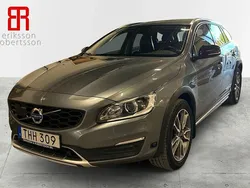 Grå Begagnad 2018 Volvo V60 CC Standard Kombi | 239 900 kr (Marknadspris)