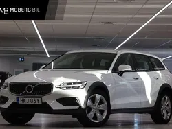 Vit Begagnad 2020 Volvo V60 CC Momentum Kombi | 269 900 kr (Marknadspris)