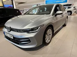 Silver (oyster silver metallic) Ny 2025 VW Golf VIII Edition Halvkombi | 339 990 kr (Marknadspris)