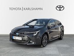 Mörkgrå (grå) Begagnad 2024 Toyota Corolla Style Kombi | 314 900 kr (Marknadspris)