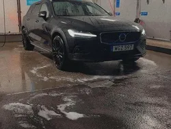 Svart Begagnad 2020 Volvo V60 CC Momentum Kombi | 260 000 kr (Marknadspris)