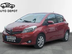 Röd Begagnad 2013 Toyota Yaris Multidrive S Halvkombi | 99 000 kr (Marknadspris)