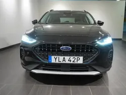 Svart (agate black metallic) Begagnad 2022 Ford Focus Active Halvkombi | 229 900 kr (Marknadspris)