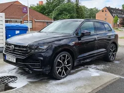 Svart Begagnad 2021 VW Touareg R SUV | 650 000 kr (Bra pris)