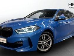Blå (blue) Begagnad 2022 BMW 118 M Sport Halvkombi | 284 700 kr (Lite dyr)