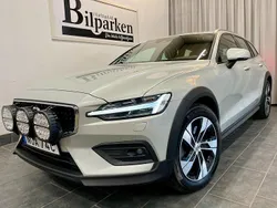 Vit Begagnad 2020 Volvo V60 CC Momentum Kombi | 249 900 kr (Marknadspris)