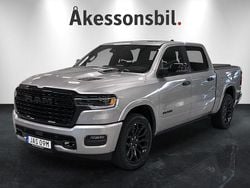 Grå Ny 2025 RAM 1500 Pickup | 1 336 250 kr (Marknadspris)