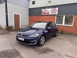 Mörkblå Begagnad 2020 VW e-Golf Halvkombi | 169 900 kr (Marknadspris)