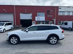 Vit Begagnad 2021 Volvo V60 CC Momentum Kombi | 354 900 kr (Marknadspris)