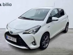 Grå Begagnad 2017 Toyota Yaris Hybrid Comfort Halvkombi | 169 900 kr (Lite dyr)