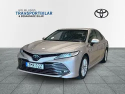 Ljusbrun (brun) Begagnad 2020 Toyota Camry Hybrid Executive Sedan | 299 900 kr (Marknadspris)