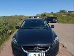 Blå Begagnad 2013 Volvo V40 Momentum Kombi | 160 000 kr (Dyr)